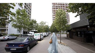 وزير الداخلية الفرنسي يأمر بحل جمعية 