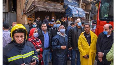 محافظ الإسكندرية ينتقل إلى العقار المنهار.. ويتابع جهود إنقاذ السكان المحتجزين | صور