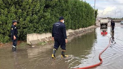 محافظ البحيرة: انتشار المعدات لسحب مياه الأمطار من الشوارع (صور)