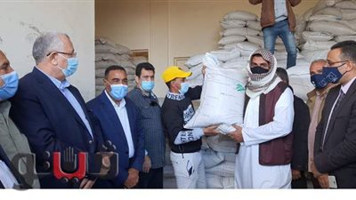 وزير الزراعة يوزع تقاوي الشعير والقمح على مزارعي مطروح | صور