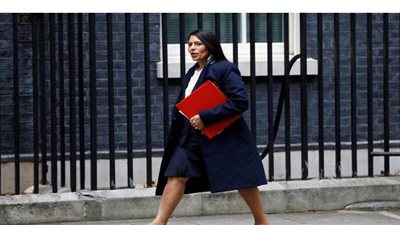 بعد اتهامها بالتنمر.. زملاء وزيرة الداخلية البريطانية يدافعون عن باتل 
