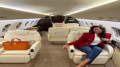 »ياسمين صبري تستعرض من داخل طائرة خاصة والجمهور يسخر من «شنطتها»