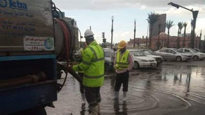 سحب مياه الأمطار من شوارع الجيزة والقاهرة | صور