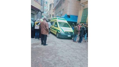 إخراج سيدة وطفلين من تحت أنقاض العقار المنهار بالإسكندرية