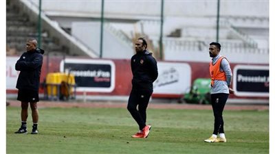 عبدالحفيظ يجتمع باللاعبين قبل انطلاق مران الأهلي