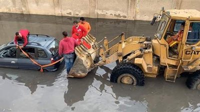 الهلال الأحمر يشارك في سحب ٤٠ سيارة من مياه الأمطار بالإسكندرية