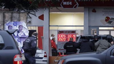 الشرطة تحاصر مسلح احتجز 9 رهائن في مؤسسة مالية بجورجيا | صور