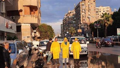 طوارئ بأحياء الجيزة لرفع تجمعات مياه الأمطار | صور