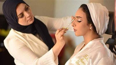 بالخطوات..  الطريقة الصحيحة لمكياج الجليتر