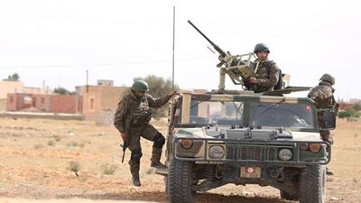 تونس.. توقيف عسكريين تخابروا مع إرهابيين ومهربين