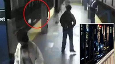 مشرد يدفع امرأة تحت عجلات قطار الأنفاق في نيويورك | فيديو