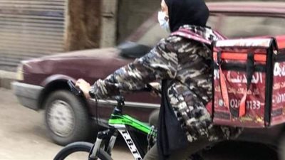 فتاة الدليفري بالصعيد.. شهد تزاحم الشباب وتقتحم سوق العمل بدراجة توصيل الطلبات في أسيوط