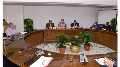 محافظ أسيوط يلتقي وفد هيئة السكك الحديدية لمناقشة خطة تطوير المزلقانات