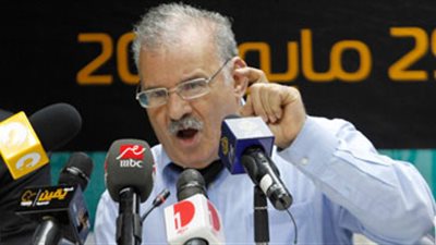 سفير مصر في باريس ينعي الدكتور «محمود عزب»