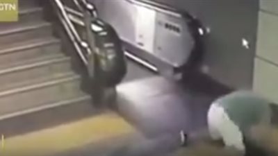 بالفيديو.. سيدة تنجو من الموت بأعجوبة داخل سير سلم كهربائي بالمترو