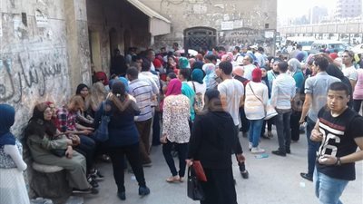 بالصور.. إقبال كثيف من الطلاب الجدد بجامعة القاهرة
