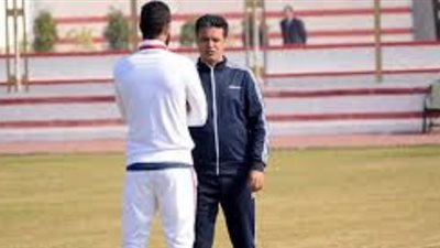 إيهاب جلال يصحح أخطاء لاعبي الزمالك في معسكر الإسكندرية