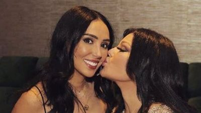 هيفاء وهبي تهدي شقيقتها قبلة في عيد ميلادها