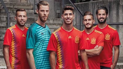 بالصور.. أزمة سياسية في إسبانيا بسبب تيشيرت منتخب الماتدور الجديد