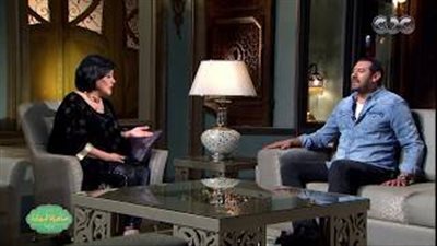 عمرو يوسف:«أمي طباخة شاطرة والمنافسة بينها وبين كندة مش سهلة» (فيديو)