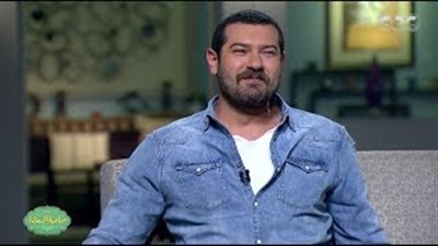 عمرو يوسف يكشف تفاصيل دوره في مسلسل «طايع» (فيديو)