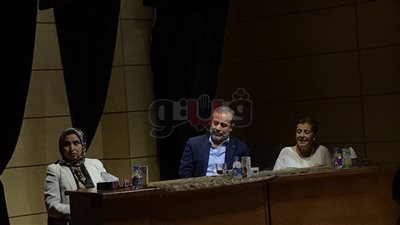 شريف منير يناقش قدرات الفنان الشامل بكلية الإعلام بالأكاديمية العربية