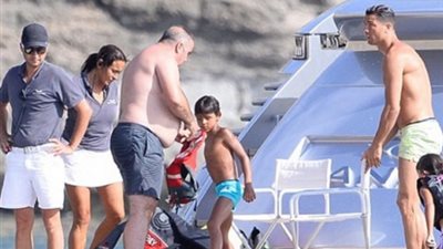 بالصور.. كريستيانو رونالدو يتعافى من الإصابة مع العائلة على يخته الخاص