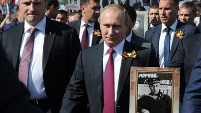 «بوتين» يحمل صور والده خلال احتفالات «عيد النصر» في روسيا