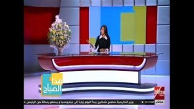بالفيديو.. مواطن يفاجئ مذيعة «eXtra news» على الهواء بباقة ورد