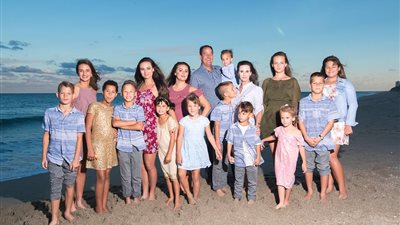 أم لديها 16 طفلا تعلمهم جميعا منزليا (صور)