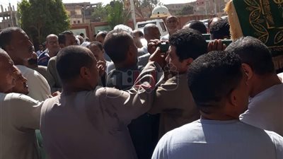 أهالي القرنة بالأقصر يشيعون جنازة شقيقة شيخ الأزهر (صور)