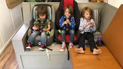 عائلة تتخلى عن منزلها وتعيش في أتوبيس مدرسة (صور)