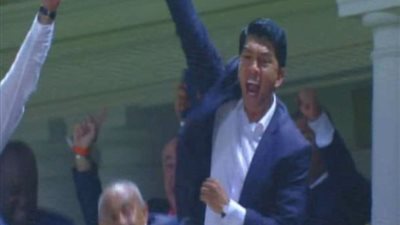 فرحة هستيرية لرئيس مدغشقر بعد تأهل منتخب بلاده لربع نهائي أمم أفريقيا (فيديو)