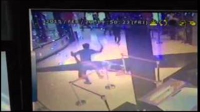 بالفيديو.. هجوم بالسكاكين على رجل داخل سينما