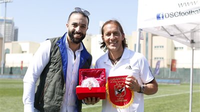 سراج يهدي درع وعلم الأهلي إلى سلجادو في بطولة دبي