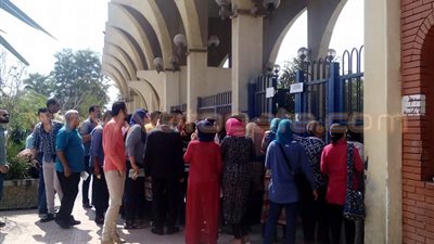 بالصور.. زحام أمام بوابات جامعة حلوان بعد فتح باب التقديمات