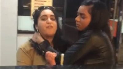 امرأة تهاجم عاملا رفض منحها المياه مجانا (فيديو)