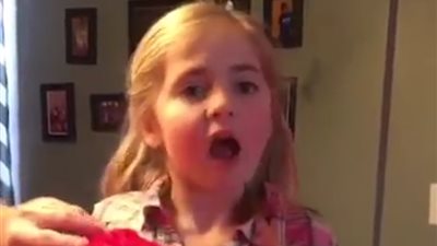 أغرب طرق خلع الأسنان للأطفال (فيديو)