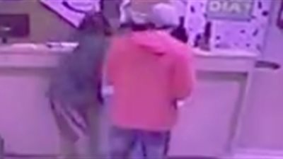 رد فعل شجاع لفتاة حاول لصان سرقتها (فيديو)