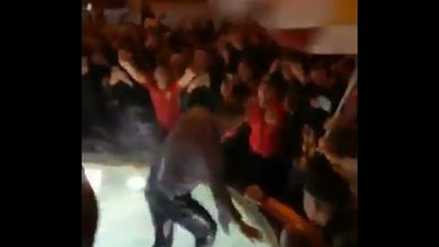 رئيس روما يقفز بملابسه في نافورة مياه بعد الفوز على برشلونة (فيديو)