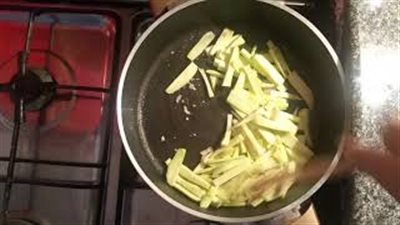 بالفيديو.. مكرونة بالكوسة والجمبري والكريمة من المطبخ الإيطالي