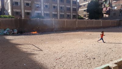 أولياء أمور «الخصوص الابتدائية» يشتكون من القمامة بالمدرسة (فيديو)