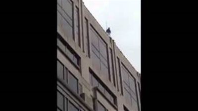 بالفيديو.. لحظة انتحار رجل من أعلى مبنى شاهق بالصين