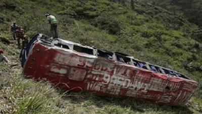 مصرع 17 شخصا بسقوط حافلة بنهر في كينيا