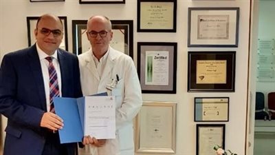 «الهجرة» تهنئ عالما مصريا لحصوله على الأستاذية في علاج الأورام بألمانيا
