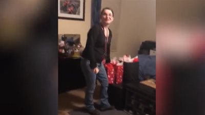 رجل يصدم حبيبته بهدية عيد الحب (فيديو)