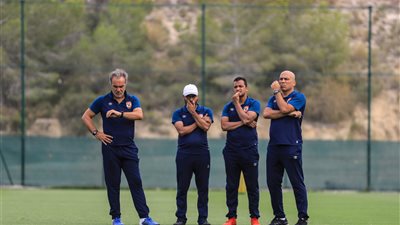 لاسارتي يجتمع مع الجهاز المعاون بمران الأهلي بإسبانيا