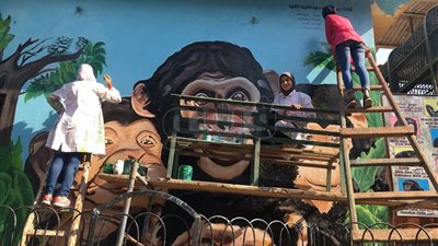 فتيات فنون جميلة تحولن حديقة الحيوان للوحات فنية «تسر الناظرين»