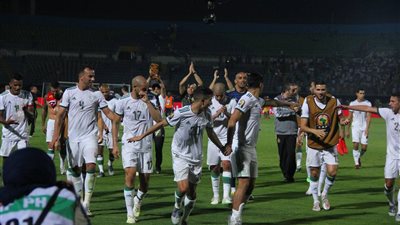 لاعبو الجزائر يحتفلون بالتأهل لدور الثمانية في ملعب الدفاع الجوي (صور)