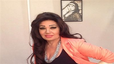 فيفي عبده تعد الطفلة فريدة مريضة السرطان بزيارة بعد عودتها من العمرة